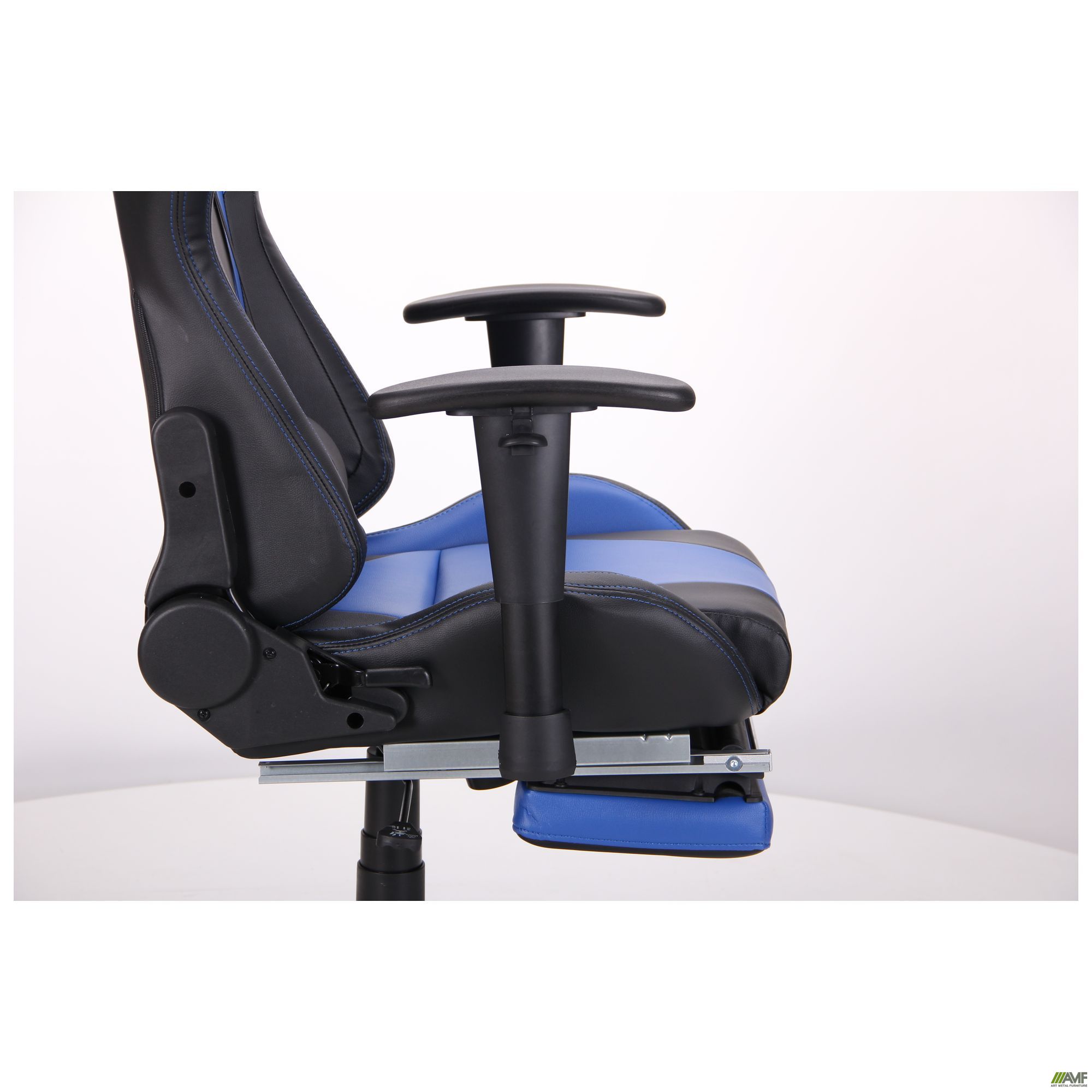 Фото 10 - Кресло VR Racer Magnus черный/синий 