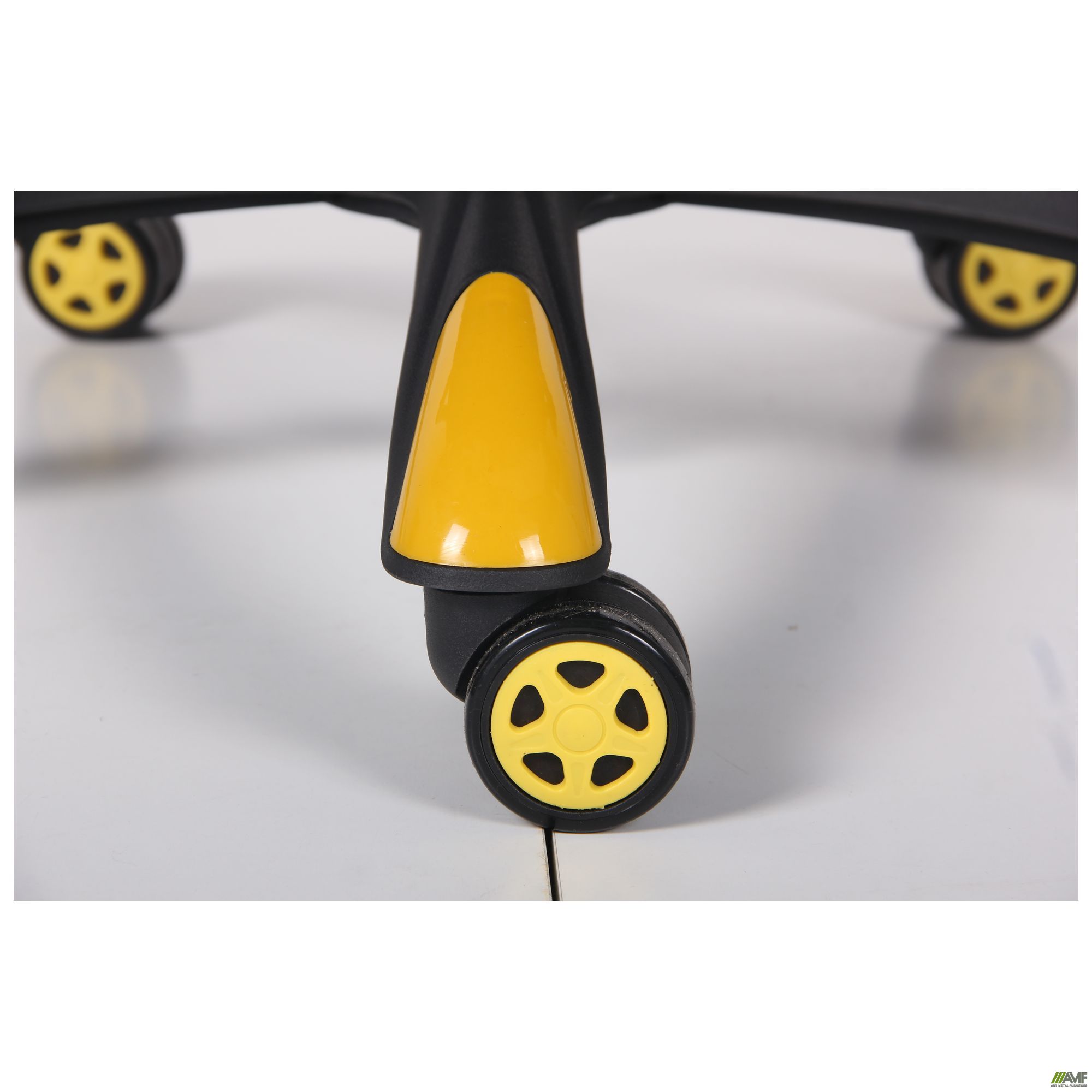 Фото 18 - Кресло VR Racer Radical Wrex черный/желтый 